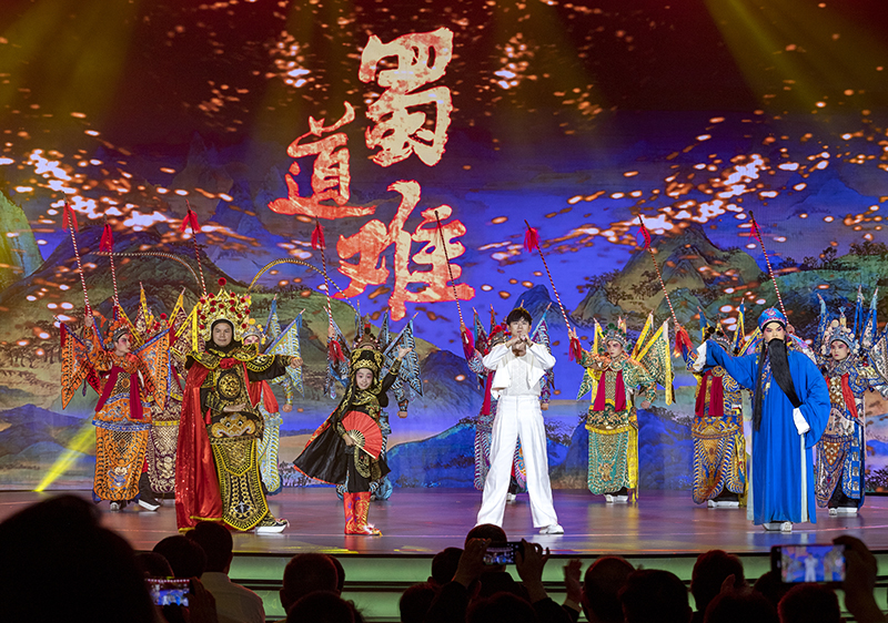 2023年10月13日,成都,“把青春华章写在祖国大地上”大思政课网络主题宣传和互动引导活动在四川大学举行。